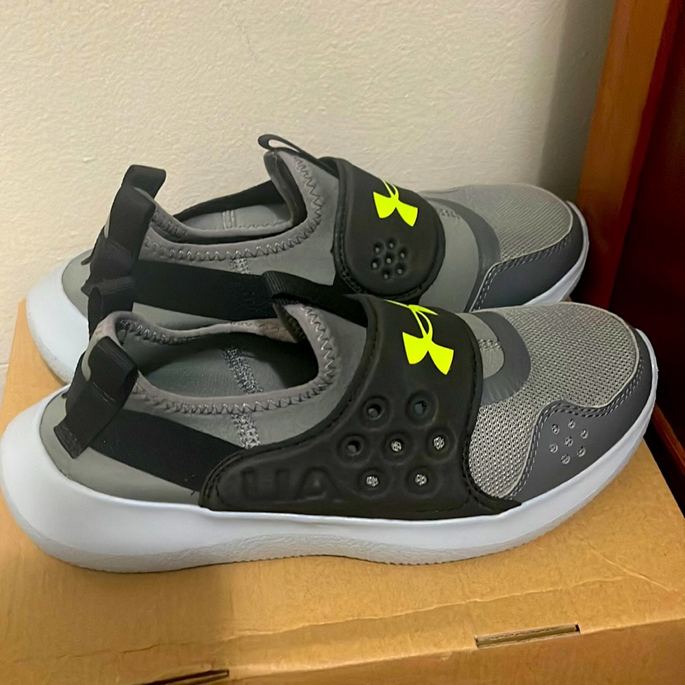 -NEW- Under Armour Boy's Runplay Sneakers 5.5Y